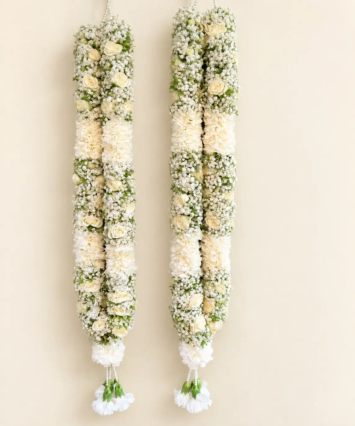 White roses, guldavri with baby breath